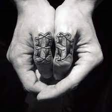 70 Einfache Hand Tattoos Fur Manner Cool Ink Design Ideen Mann Stil Tattoo Simple Hand Tattoos Hand Tattoos For Guys Small Hand Tattoos