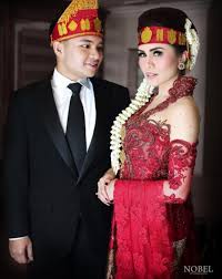 Toko baju & kebaya pengantin couple terbaru. Kebaya Pengantin Batak Warna Gold Serba Pengantin