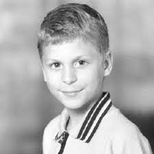 John Ficaro Jr This Picture Relates To The Book Steve Jobs The Man Who Thought Different Because This Is A Picture Of Michael Angarano Actrice Celebrites