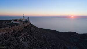 Entre carboneras y agua amarga se encuenta mesa roldán, una elevación que cae a plomo sobre el mar mediterráneo en unos espectaculares acantilados. Mesa Roldan Cabo De Gata Almeria Sitios De Espana