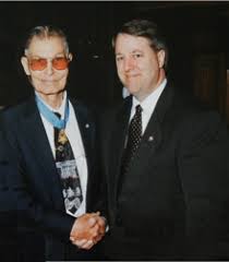Die geschichte hinter dem wahren helden von hacksaw ridge. Desmond Doss Wikipedia