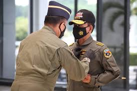 Lantunan doa untuk prajurit hiu kencana. Kapolri Dianugerahi Wing Kehormatan Penerbang Dan Brevet Kapal Selam Hiu Kencana Tni Polri Maret