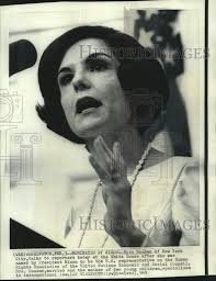 1969 Press Photo Rita Hauser with reporters at White House.