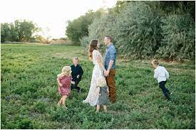 I Love This And I Think My Kids Will Be Very Good At Running Around And Not Looking At The Camera Haha Family Posing Poses Family Photos