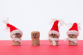 Celebrate family memories with photo ornaments. Wine Cork Christmas Crafts 20 Brilliant Decoration Ideas