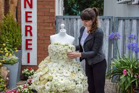 Weitere ideen zu kleider, braut, brautkleid. Ein Brautkleid Aus Weissen Rosen Frankischer De