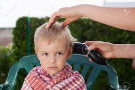 Une envie de changement ? Mignon Petit Garcon Dans Le Salon De Coiffure Cours De Coupe De Cheveux Banque D Images Et Photos Libres De Droits Image 41552478