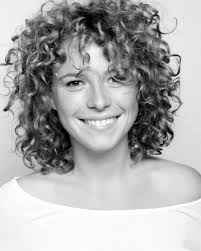 aggie springfield from above the warden s daughter who prefers to spend time in the village than ar frisuren fur lockiges haar haar styling frisuren langhaar