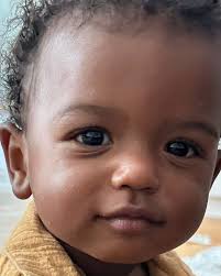 Mi niño por qué vas tan rápido? Dios mío 13 meses con este niño lleno de  personalidad y de alegría. Habla muchísimo en inglés y en español. Te dice  “more” y “más”