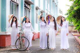 ホーチミン市、ベトナム - 2015 年 9 月 13 日: 正体不明のベトナム Ao 大女の子は C 校庭で白い制服を着用します。アオザイはベトナムの伝統的なコスチュームの女性で有名です。の写真素材・画像素材  Image 45701222
