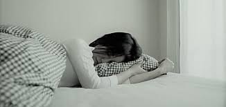 تفسير حلم الميت يصحيني من النوم في المنام لابن سيرين