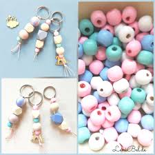 Schlusselanhanger Diy Mit Holzperlen Und Nagellack Holzperlen Schlusselanhanger Basteln Und Schlusselanhanger Ideen