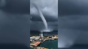 Pokud je bouřka a hurikán pro ty, kteří je zasáhli, jsou beztvaré, pak tornádo má jasnou podobu. Hrozive Vrtochy Europskeho Pocasia Obrovsky Vir Sa Zjavil Iba Kusok Od Lodi Kotviacich Na Korzike Topky Sk