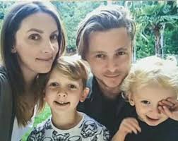 Such a cute pic of the Tedder family😍