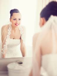 Sie probiert einige schicke modelle an, und entscheidet sich zu pennys und bernadettes entsetzen für einen albtraum mit volants. Mit Brautkleid Auf Die Toilette So Klappt Es Wunderweib