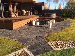 Avotulisija Luonnonkivista Muurattuna Oleskelualue Seka Kaytava Minigolf Viheriolle Greenhouse Gardening Outdoor Decor Patio