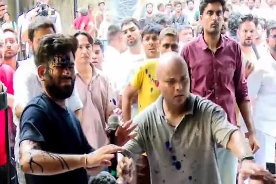Woman throws ink at CJP founder Abhijeet Dipke during protest; he urges supporters to remain calm