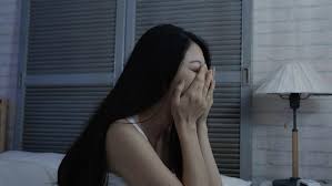 Melansir reader's digest, sejumlah ahli dari hong kong menemukan fakta, orang yang rutin mendengarkan musik menenangkan selama tiga bulan, kualitas tidurnya. 5 Tips Tidur Nyenyak Kembali Setelah Bangun Tengah Malam