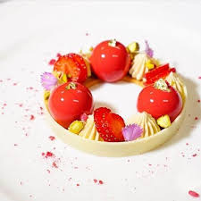 Commencer La Journee Par La Tarte Fraise Mascarpone Et Chocolat Blanc Valrhona De Notre Finaliste Du C3 Yusuke 1019 Food Food Plating Food Design