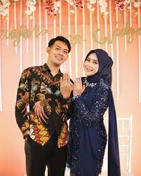 Baju tunangan couple modern tanpa hijab. Couple Tunangan Cek Style Hijab Tutorial Facebook