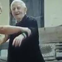 Brzo je jasné, že děda se odstěhovat nehodlá. Jan Komarek Na Samote U Lesa Postavy Cz