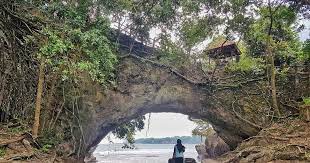 Apabila anda mengendarai mobil atau motor, pantai ini berada di sisi kanan. Liburan Singkat Ke Pantai Karang Bolong Anyer Jet On Vacation