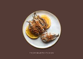 Un finger food della tradizione siciliana dal farcite le acciughe con un po' del ripieno e richiudetele, o formando un involtino o semplicemente. Alici A Beccafico The Violet Kitchen
