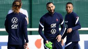 Et ce malgré celui cédé au madrilène face à la bulgarie. Bleus Equipe De France Kylian Mbappe Karim Benzema Antoine Griezmann Du Fantasme Au Fol Espoir Eurosport