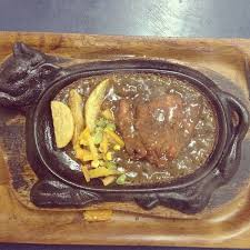 Langkah pertama adalahcuci daging ayam sampai bersih dengan air mengalir, kemudian fillet daging ayam tersebut. Pondok Ayam Steak Dempo Palembang Sumatera Selatan
