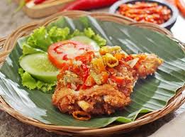 Ayam geprek dapat dimasak dengan berbagai pilihan sambal yang khas. 13 Resep Ayam Geprek Aneka Sambel Yang Wajib Bunda Coba