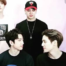 Just your everyday smooth, comfy tee, a wardrobe staple. Mark Vs Jinyoung Markson Yikes