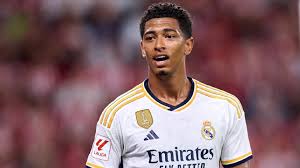 El Real Madrid entrena ante 5.700 aficionados sin Camavinga, Lucas Vázquez  ni Mendy.mp4