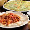 Angkat.nasi goreng kimchi tuna siap dihidangkan dan dinikmati. Tips Membuat Nasi Goreng Kimchi Agar Rasanya Lebih Otentik