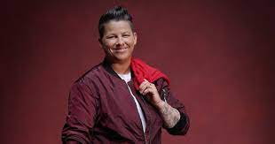 Im gegensatz zu ihren kolleginnen steht ott in hoodie und jeans auf der bühne, auf glitzer und viel. Kerstin Ott Steht Bereit Queer De