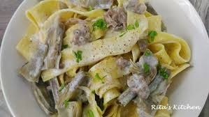 Una manciata di asparagi selvatici. Pappardelle Cremose Con Carciofi E Salsiccia Rita S Kitchen
