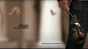 Am kaulah yang pertama dm em menjadi cinta f g c tinggallah kenangan am berakhir lewat bunga dm em f g seluruh cintaku untuknya. Chord Kunci Gitar Lagu Bunga Terakhir Versi Afgan Syahreza Lengkap Video Dan Liriknya Sriwijaya Post