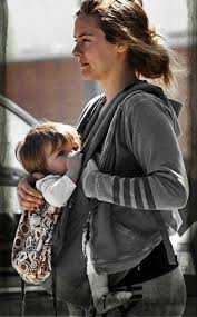 happy breastfeeding week celebrity moms who breastfeed angelina alicia gwen and more photos entertainment stars ser pai ser mae pai e filho