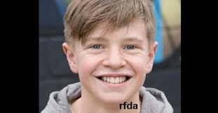 Johnny Abbott peut laisser certains fans un peu perplexes quant à  l'identité des vrais parents de l'enfant, nous sommes donc là pour tout  éclaircir pour vous ! Né en avril 2012, le