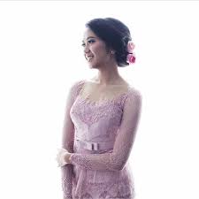 Seiring berkembangnya zaman, model kebaya pun mengalami perubahan. 30 Model Kebaya Kartini Modern Brokat Hijab Bordir
