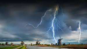 Bouřky patří k těm nejúžasnějším meteorologickým jevům, jaké můžeme v našich končinách zažít a tak snad každý se občas pokusil jejich světelný doprovod vyfotografovat. S Letem Prichazi Bourky Vite Jak Se Pri Nich Spravne Chovat Travel Adventure