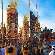 The Perks Of Being A Balinese Gebogan Or Usually Called Pajegan Is A Form Of Offerings That Is Arrangement Of Fruits Snacks And Flowers Which Is C Zamrud