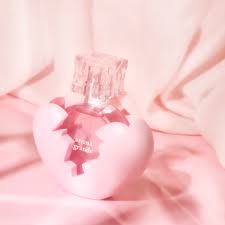 At first spray, the fragrance comes. Designer Parfums Ariana Grande