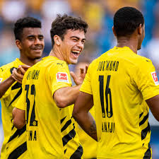Der führende anbieter von breitband und mobilfunkprodukten 1&1 und der bvb starten heute ihre gemeinsame partnerschaft. Bvb Aufstellung Gegen Vfb Stuttgart Mit Giovanni Reyna Ohne Ansgar Knauff Bvb 09