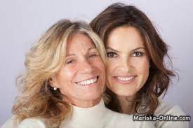 gosh my heart mealted when i saw this awwwwwww mariska and her step mom mariska hargitay orange is the new black law and order svu