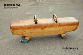 Kasten Pferd Oder Bock Zirkeltraining Stellt Dir Auch Das Passende Mobel Zu Deiner Tasche Aus Gebrauchtem Sportgerate Leder Und Turnmat Taschen Leder Turnen