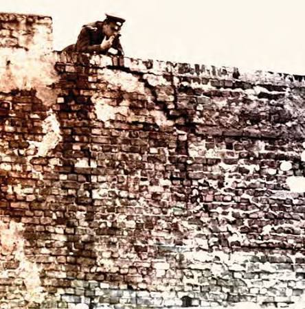 BUILDING OF THE BERLIN WALL