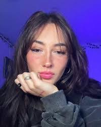 Ellie Moore's Instagram, Twitter & Facebook