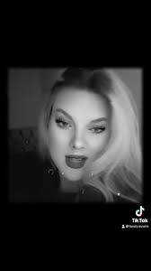 Keely Evans's Instagram, Twitter & Facebook