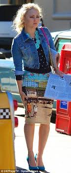 Annasophia Robb Swaps Frumpy Dressing In 2020 Fashion Tv Carrie Bradshaw Outfits The Carrie Diaries