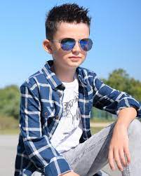 Seien es spezielle strampler für jungen oder warme babyjacken für jungen. Back To School Cooler Look Fur Coole Jungs Und Ein Neuer Schulrucksack Kessy Bona
